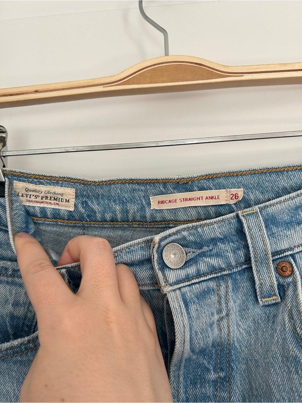 Levi’s Ribcage Straight Ankle Jeans - Picture 2 of 5